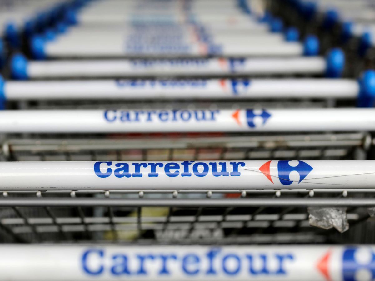 Foto: Varios carros de la compra de un supermercado Carrefour (REUTERS)