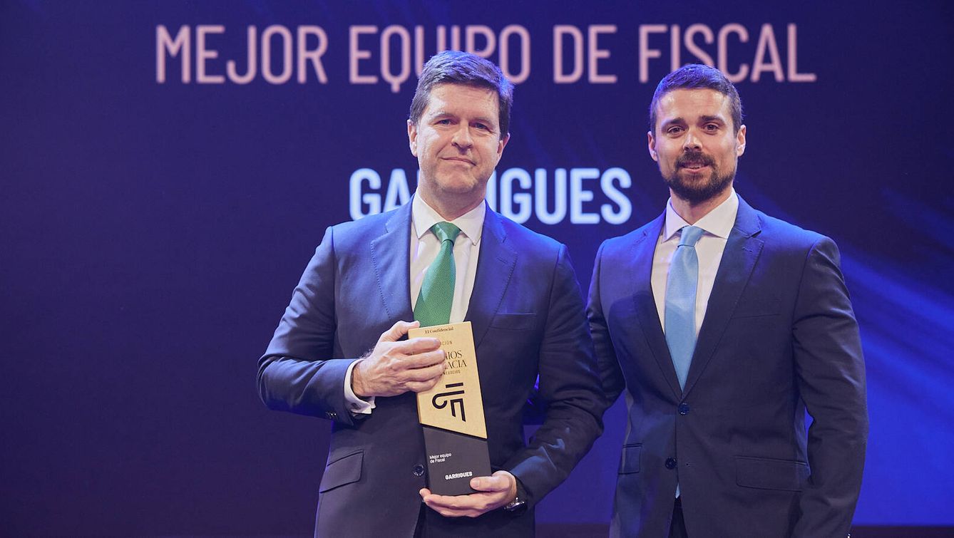 El responsable de Jurídico de El Confidencial, Pedro del Rosal, entrega el trofeo mejor equipo de Fiscal a Eduardo Abad, socio responsable de Tributario de Garrigues.