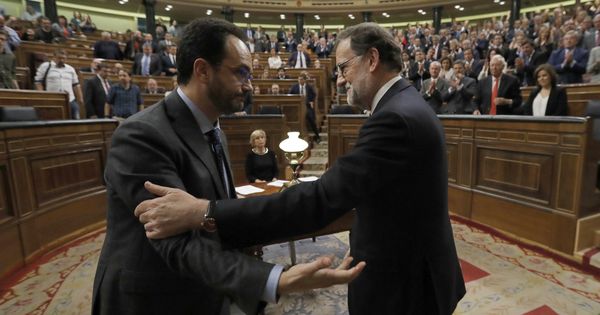 Foto: Saludo entre Antonio Hernando y Mariano Rajoy en el Congreso. (EFE)