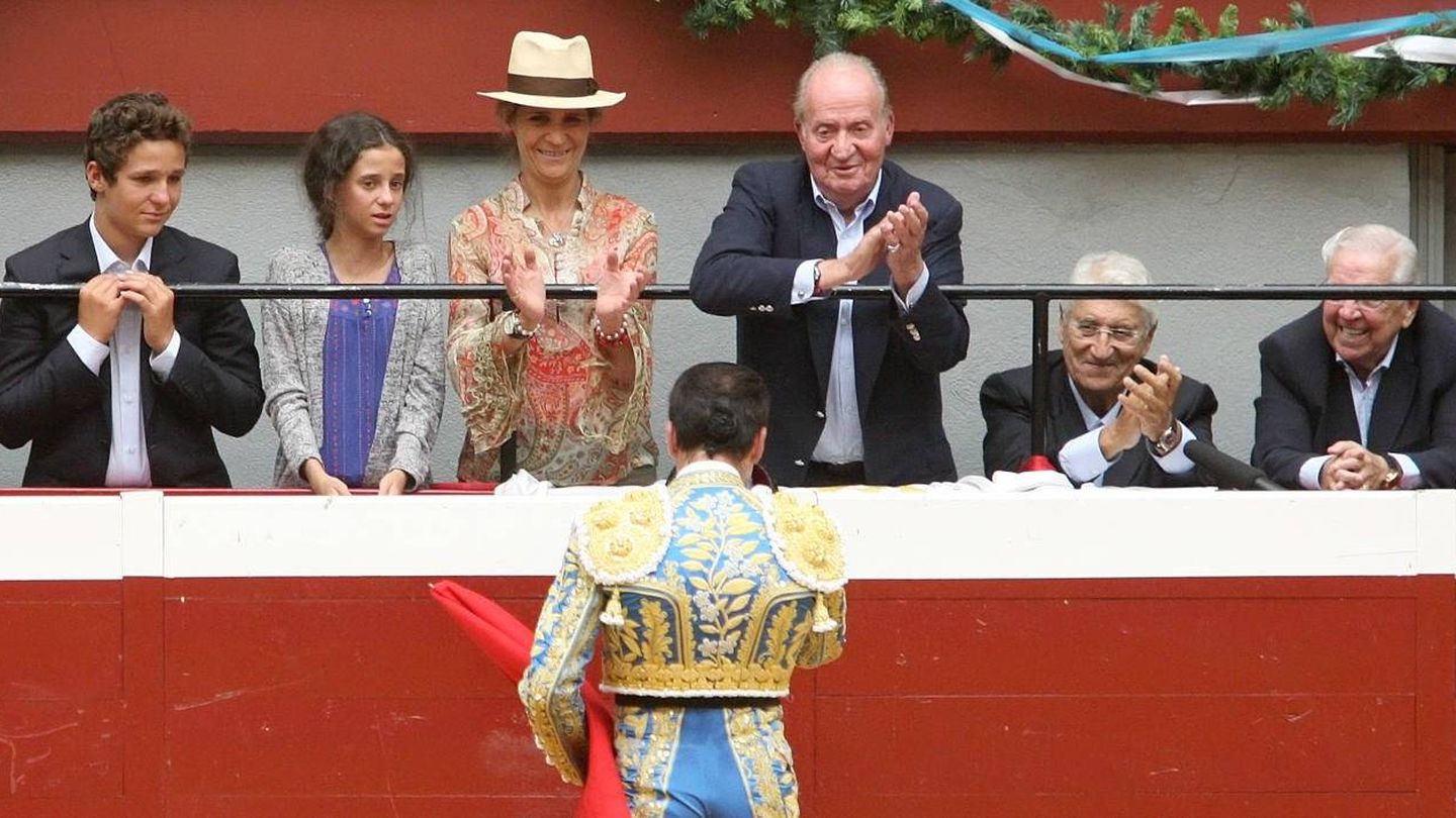 Don Juan Carlos en San Sebastián con su hija Elena y sus nietos Felipe y Victoria Federica. (Gtres)