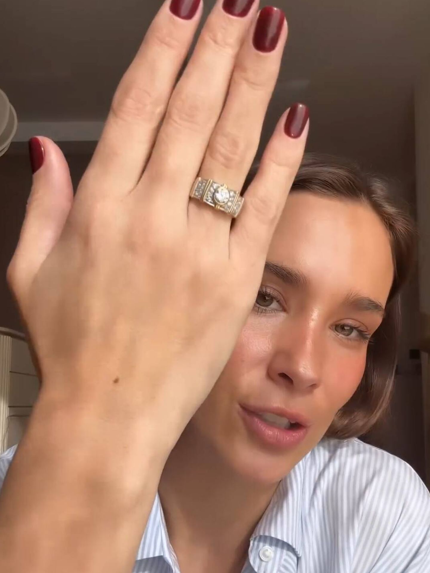 El anillo de pedida de su madre, que María Pombo tiene 'secuestrado'. (Instagram/@mariapombo)