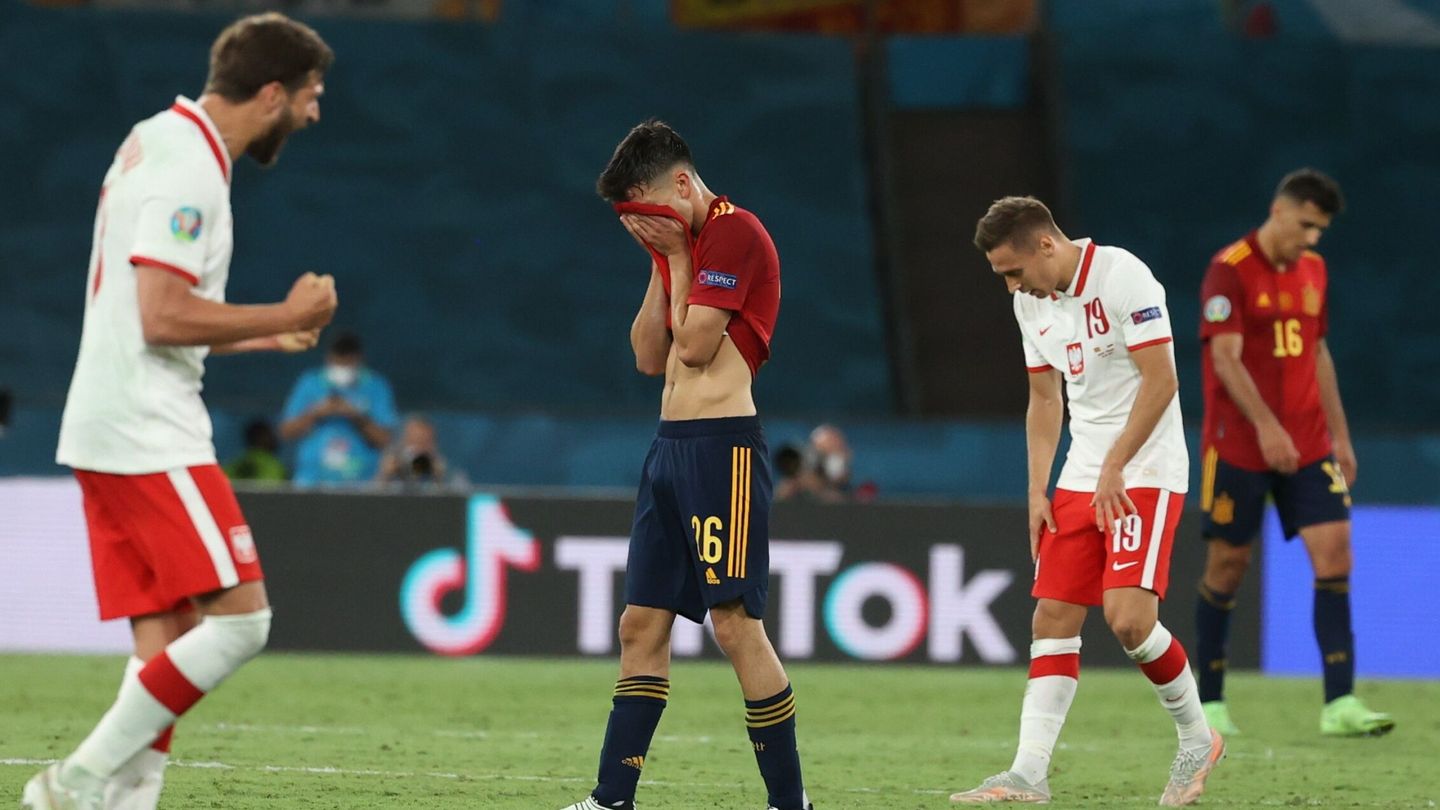 Pedri González se lamenta tras el empate ante Polonia. (Reuters)