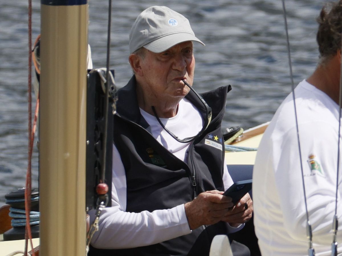 Foto: El rey emérito Juan Carlos I, a bordo del 'Bribón'. (EFE/Lavandeira Jr)