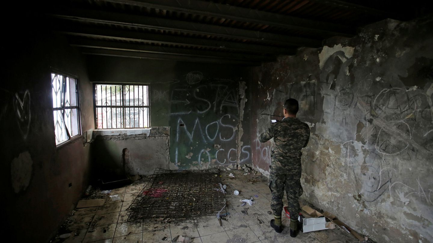 Un soldado filma el interior de una 'casa loca' de las maras durante una operación antibandas en el barrio de Picachito en Tegucigalpa, el 7 de septiembre de 2018. (Reuters)