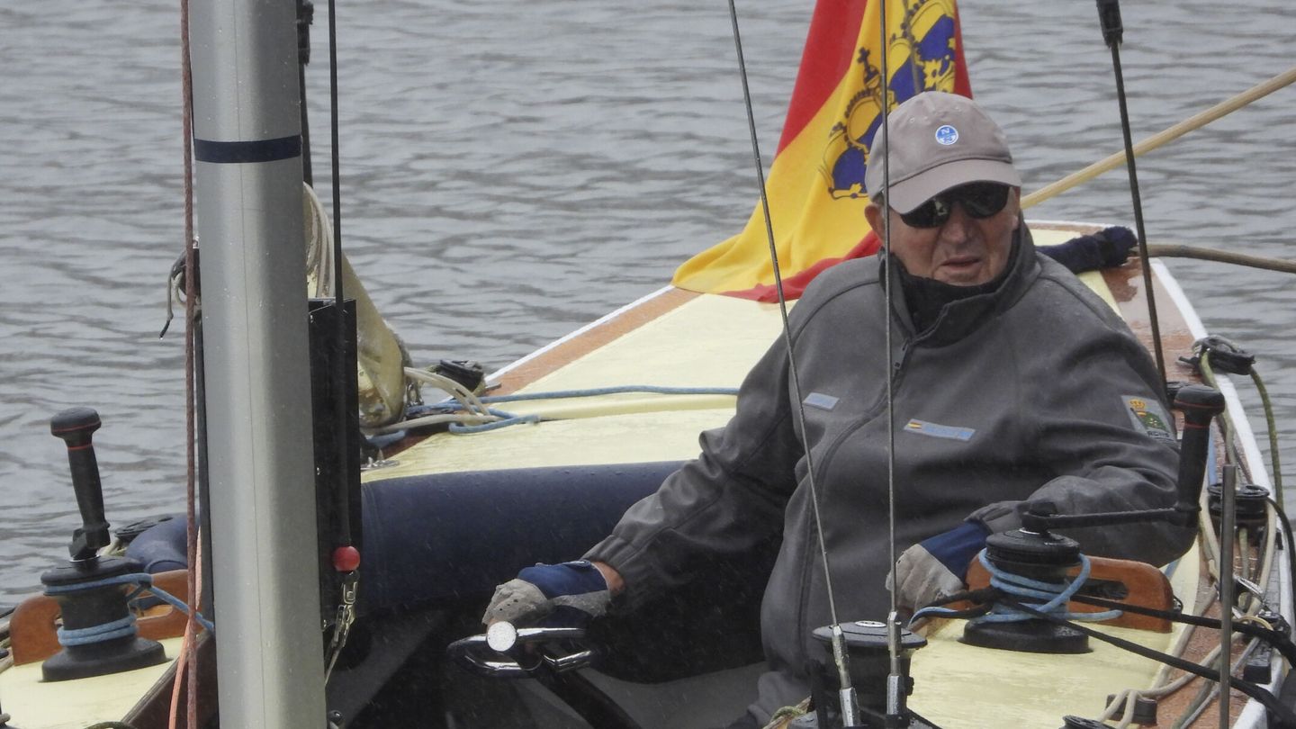 El Rey emérito, a bordo del Bribón en aguas de Sanxenxo. (EFE/Lavandeira jr) 