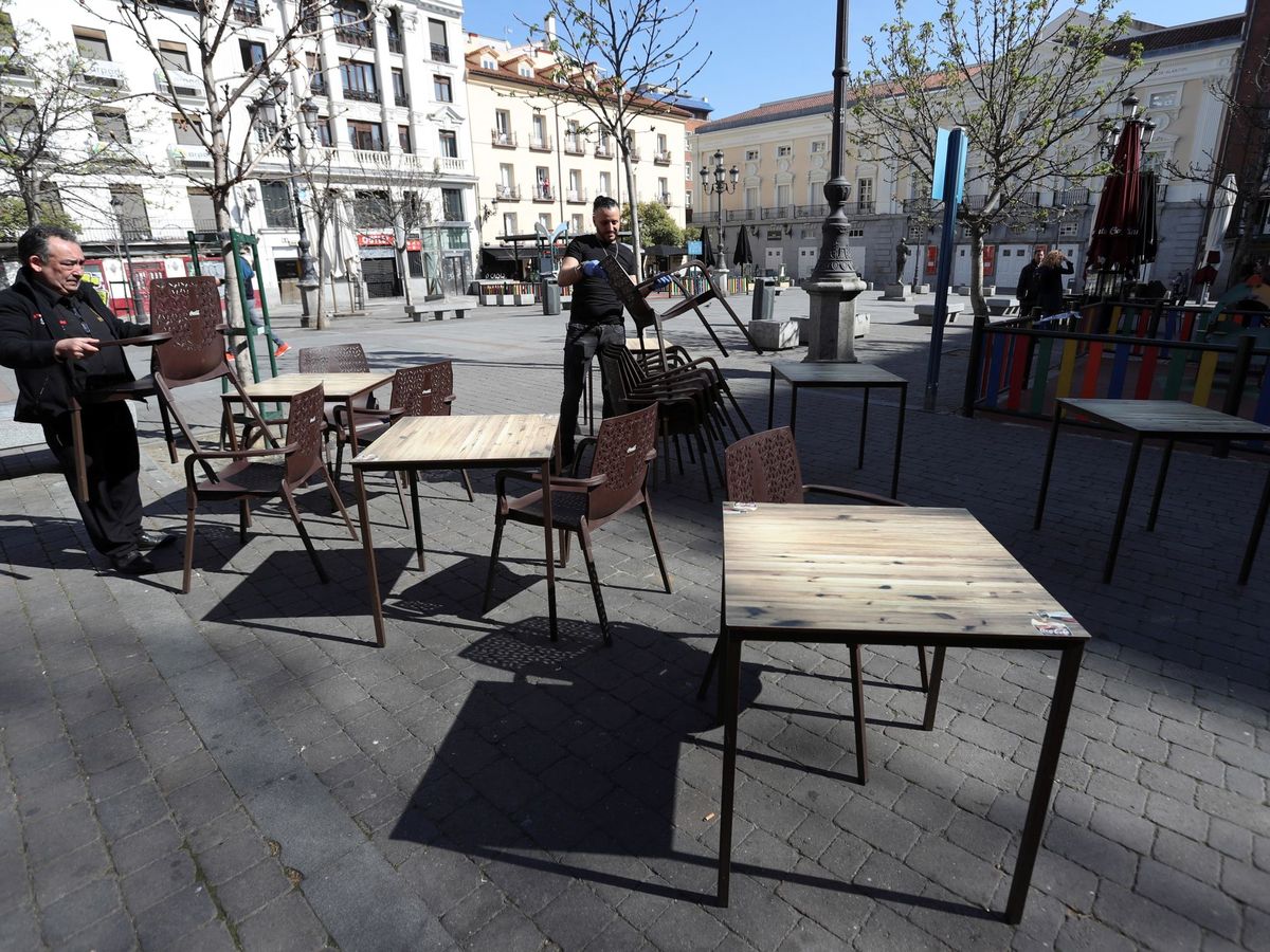 Foto: Madrid ya planea la desescalada ampliando las terrazas y con mamparas en los bares. (EFE)