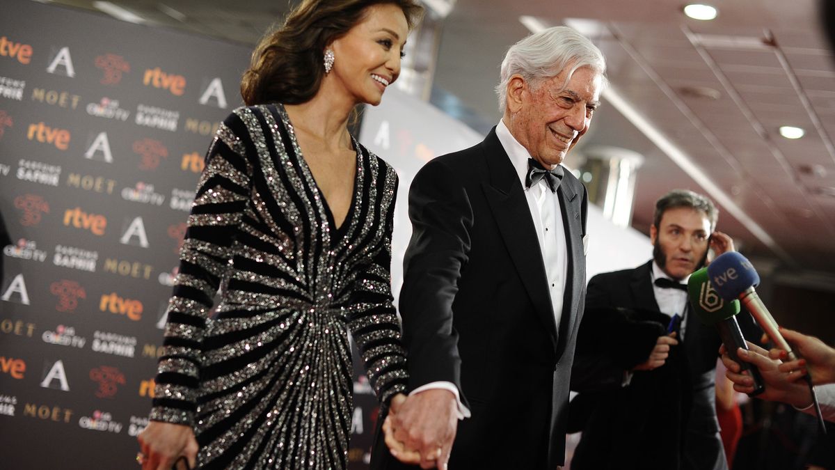 El paseo de Mario Vargas Llosa por el palacio de Chantilly tras la ruptura con Isabel Preysler