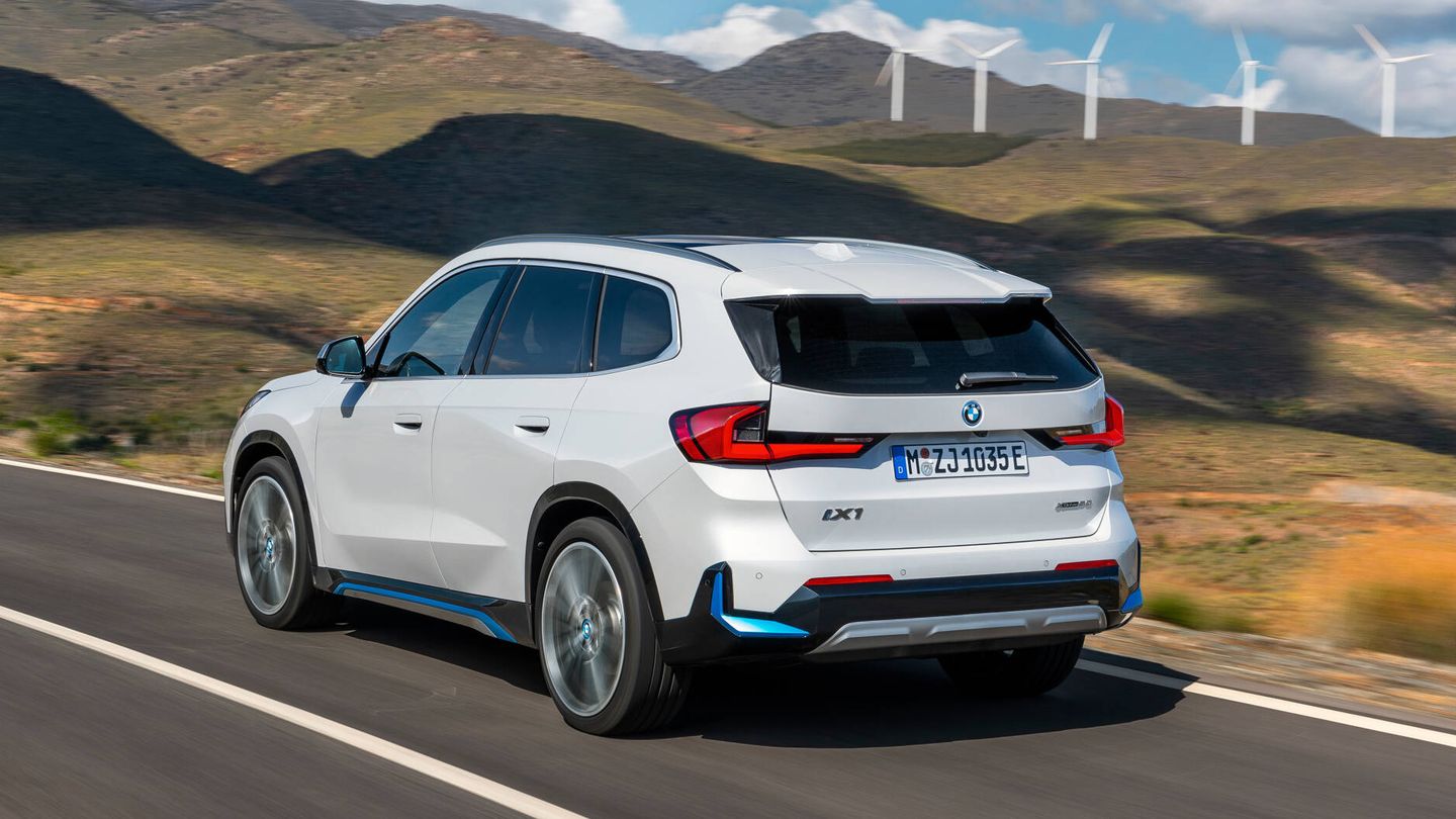 El BMW iX1 admite una recarga de hasta 130 kW de potencia máxima.