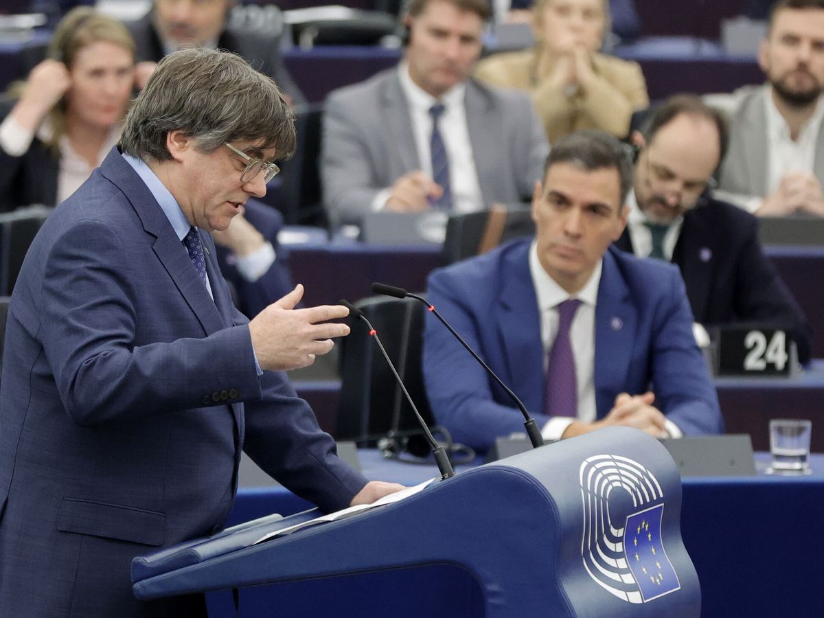 Foto: El presidente del Gobierno, Pedro Sánchez, escucha la intervención del 'expresident' catalán Carles Puigdemont en el Parlamento Europeo. (EFE/Ronald Wittek)