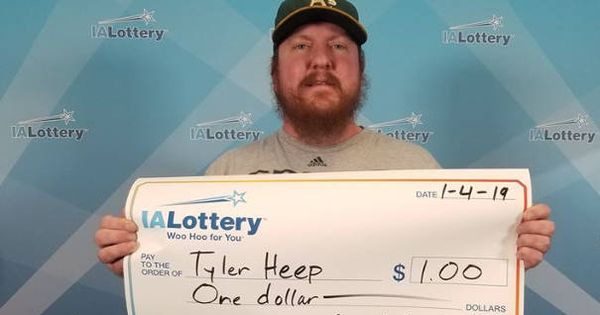 Foto: Tyler Heep con su cheque de ganador de la lotería (Foto: IA Iowa)