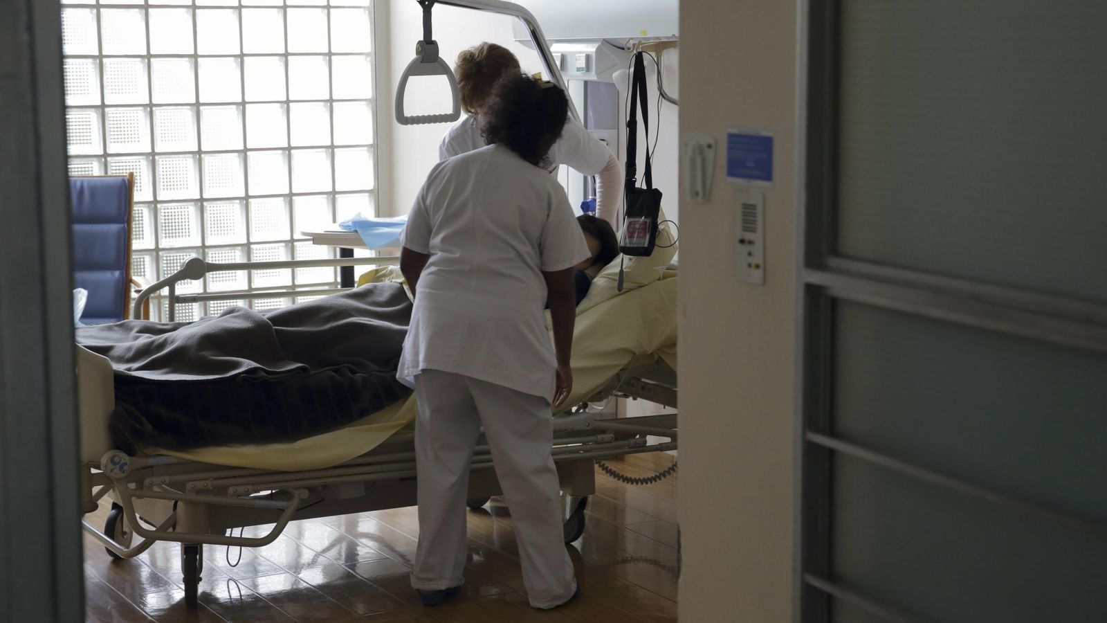 Foto: Enfermeras en una unidad de cuidados paliativos del hospital Paul-Brousse de Villejuif, cerca de París, en marzo de 2015. (Reuters)