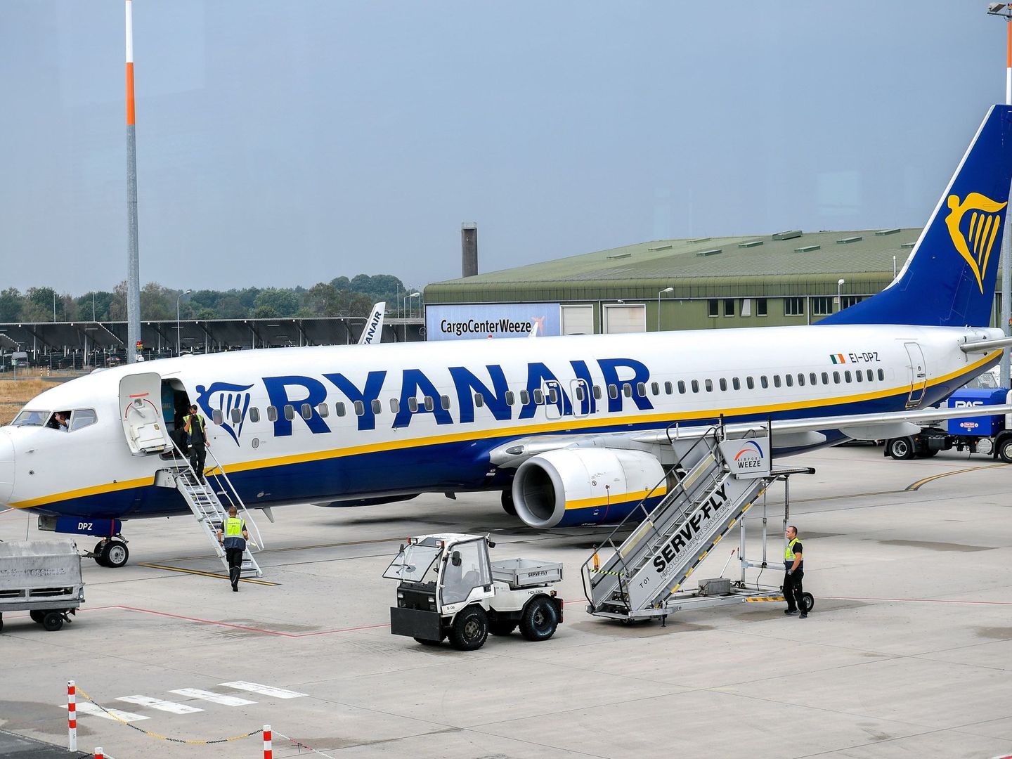 Ryanair es otra de las aerolíneas afectadas por los retrasos y cancelaciones de El Prat. (EFE)