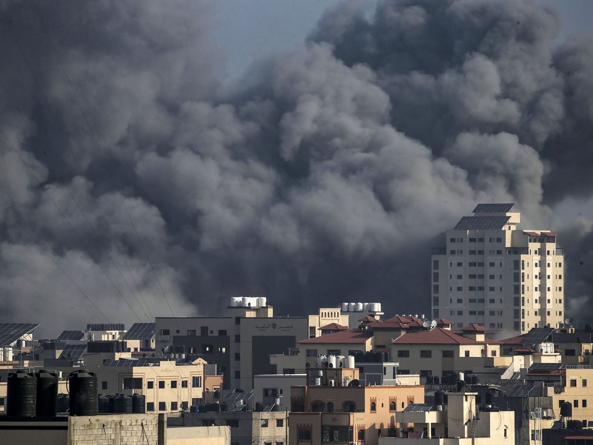 Foto: Ataques aéreos israelíes en la ciudad de Gaza. (EFE/Mohammed Saber)