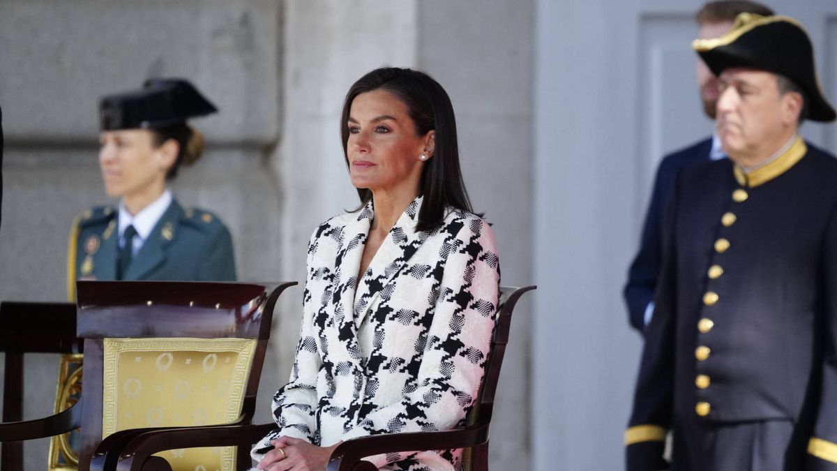 La reina Letizia elige un blazer de Uterqüe y lo combina con pantalón blanco para el aniversario de la Policía Nacional