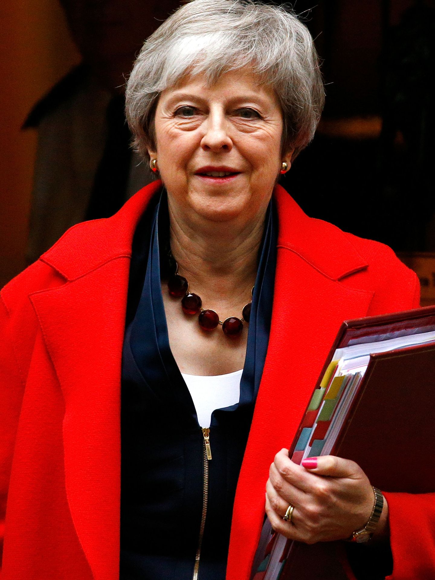 Y más bolas, está vez Theresa May lleva unas de nácar. (Reuters)