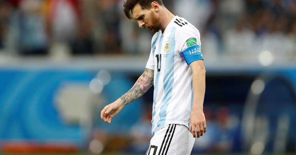 Foto: Messi, cabizbajo y hundido, al término del partido entre Argentina y Croacia. (EFE)