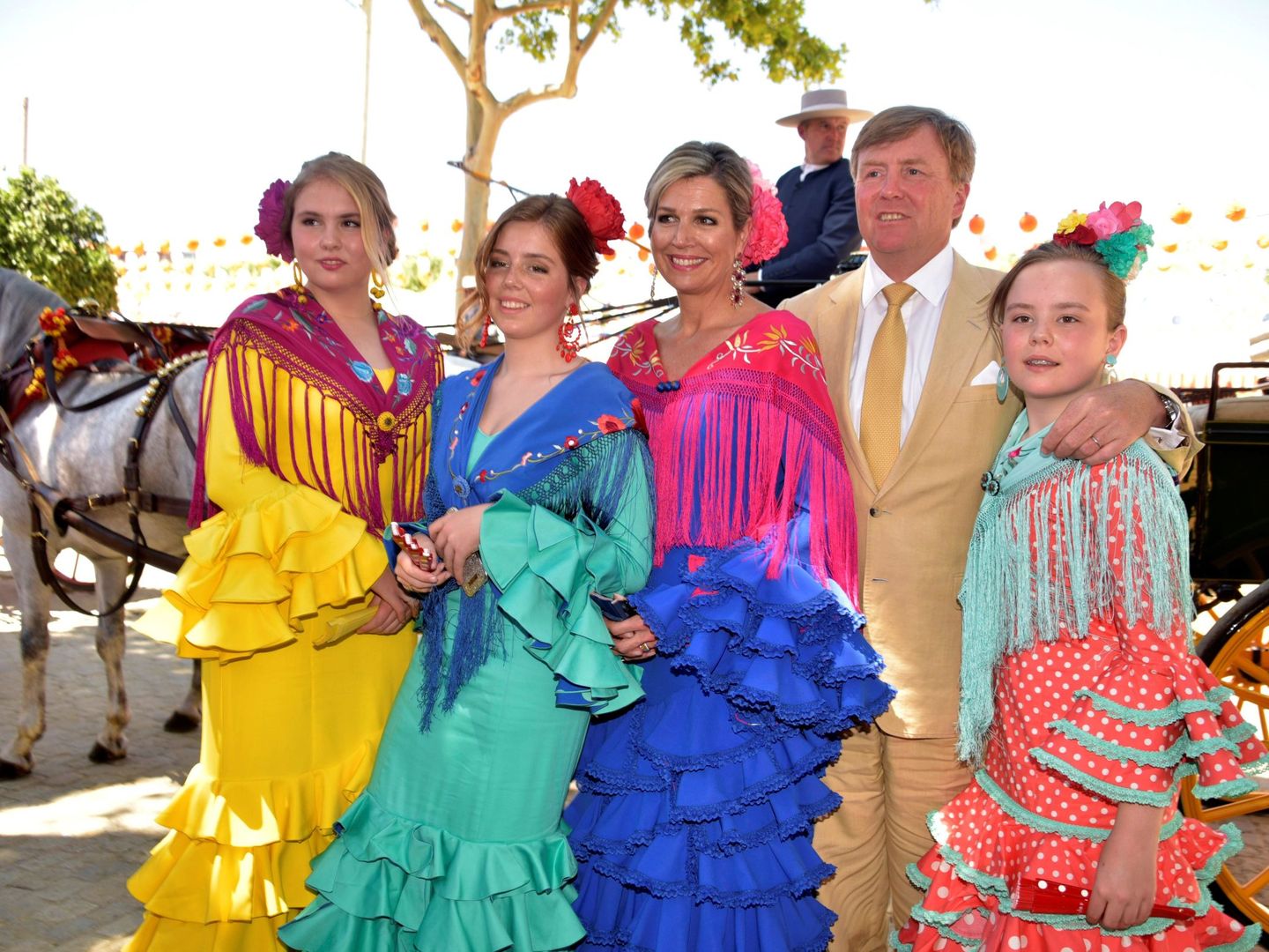 Los reyes de Holanda y sus hijas en la Feria de Sevilla. (EFE)