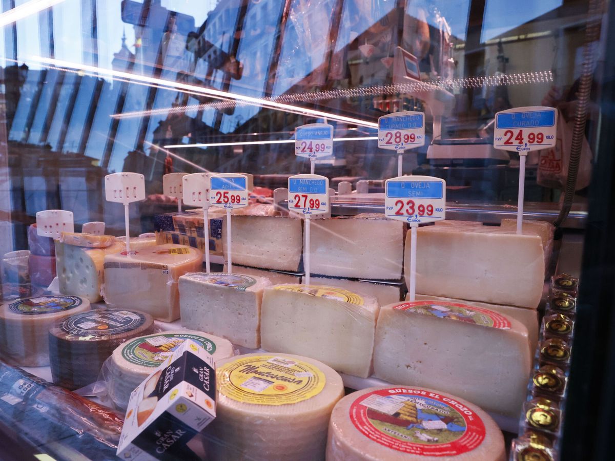 Foto: Precios de los quesos en un puesto de venta. (EFE/Ismael Herrero)