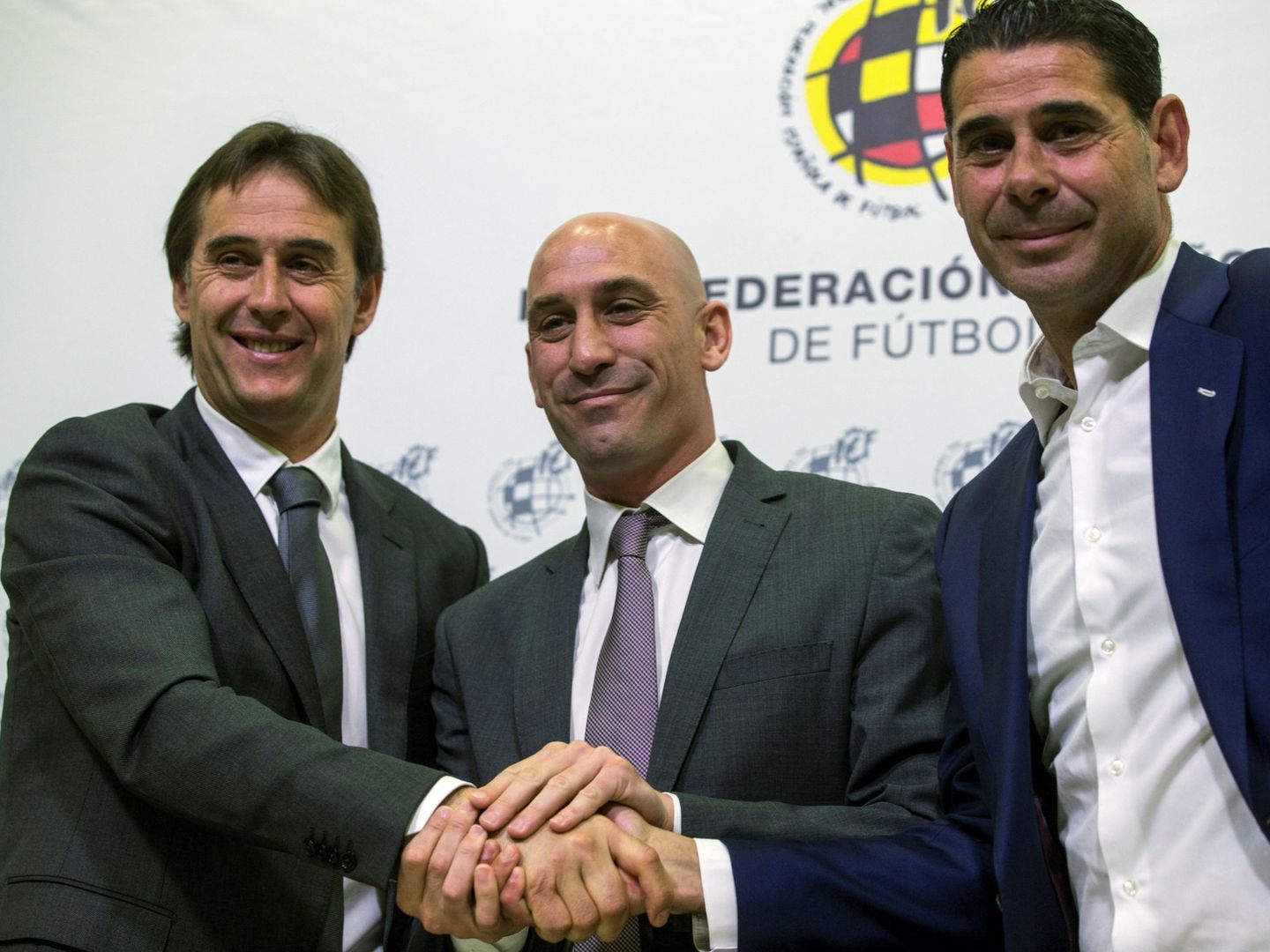 Luis Rubiales, entre Julen Lopetegui y Fernando Hierro, tras la renovación del que fuera seleccionador. (EFE)