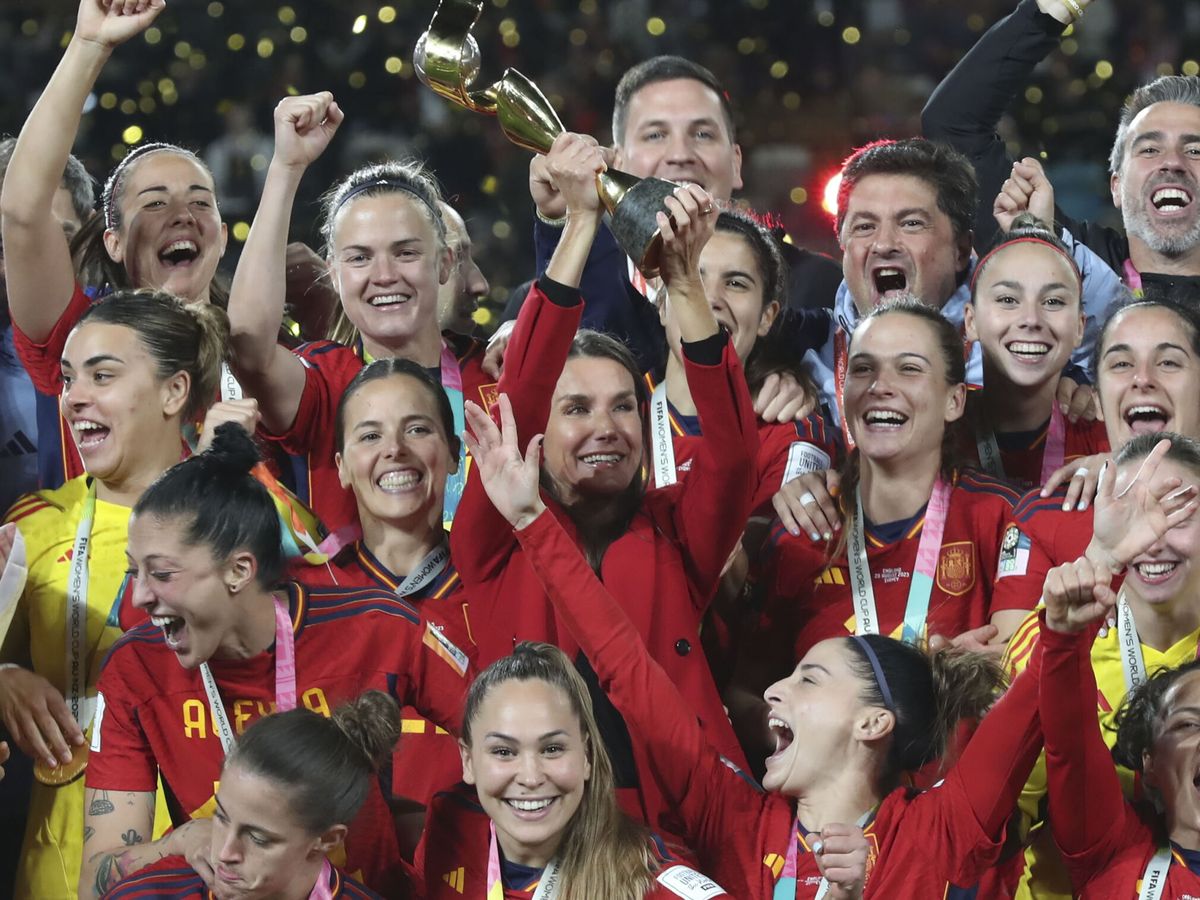 Foto: La reina Letizia celebra con las jugadoras el triunfo de la selección. (EFE/José Jiménez)