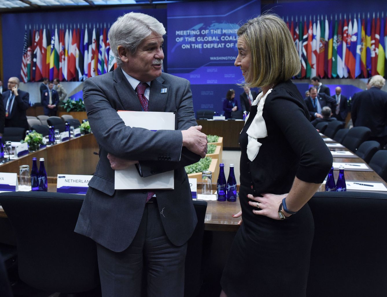 El Ministro de Asuntos Exteriores y Cooperación de España, Alfonso Dastis  conversa con la alta representante de la UE para la Política Exterior, Federica Mogherini, en marzo de 2017. (EFE)