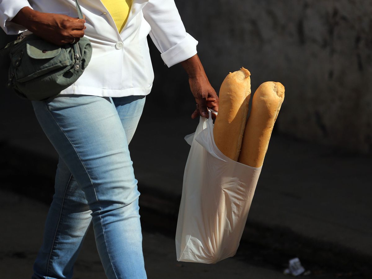 Foto: El error que se comete al comprar el pan y que hace que se ponga duro antes de tiempo. (EFE/Alejandro Ernesto)