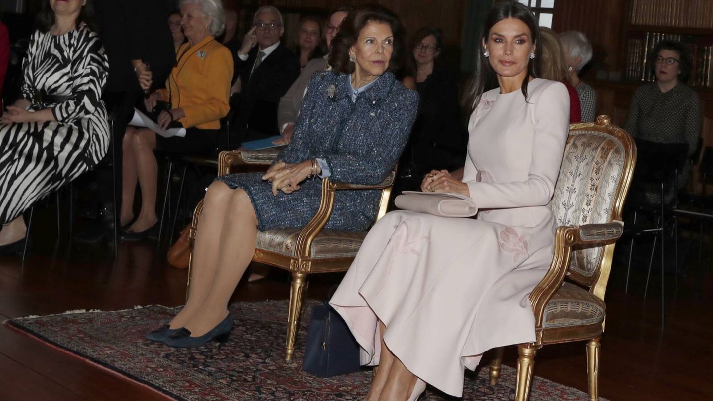 La reina Letizia, junto a Silvia de Suecia. (Gtres)