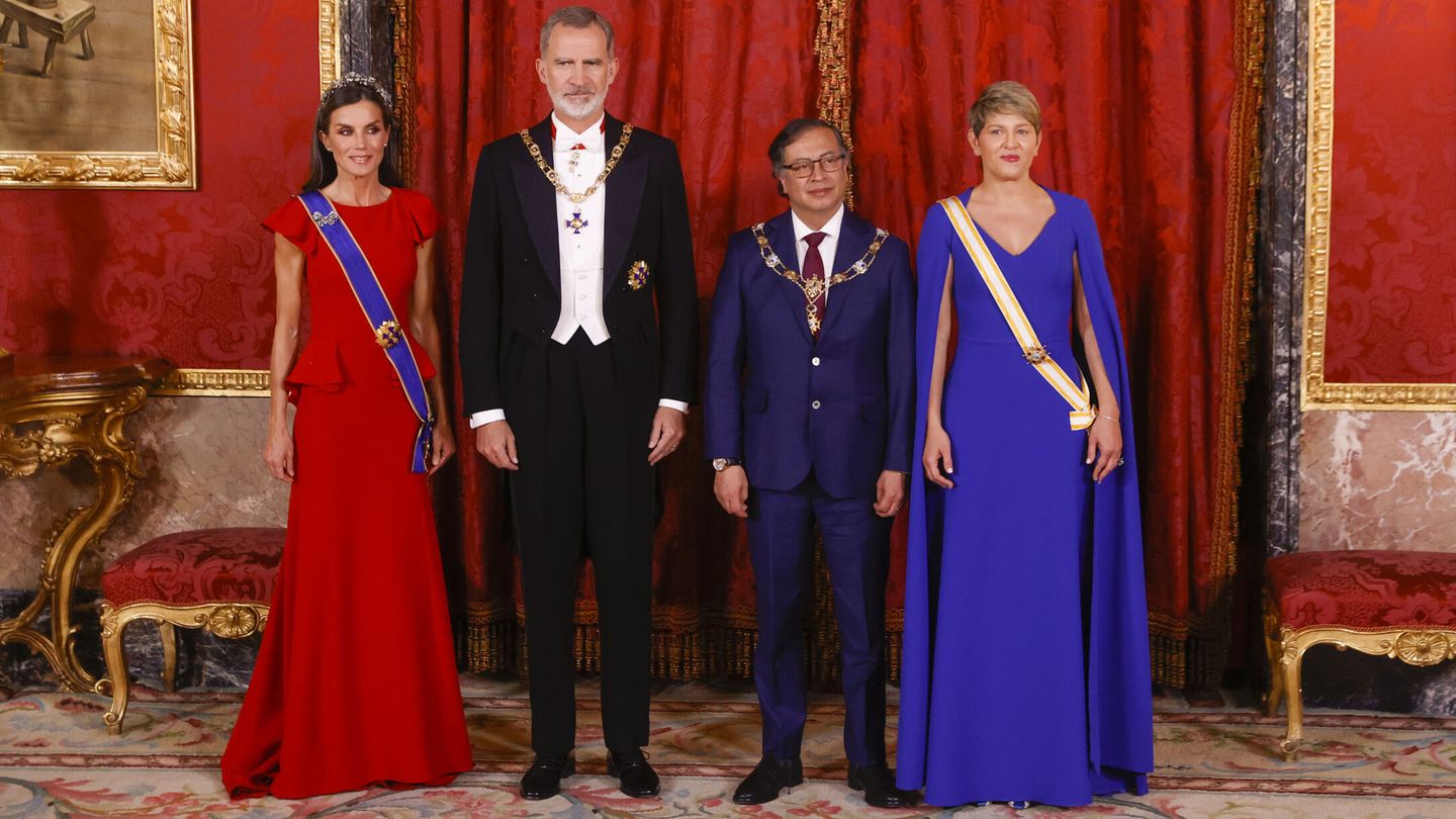 Los Reyes, con el presidente y la primera dama de Colombia. (EFE)