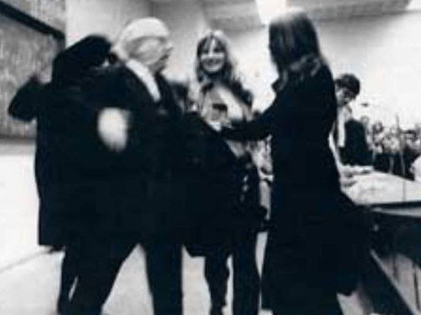 Momento del 'asalto' contra Adorno en Fráncfort en 1969 por un grupo de estudiantes.