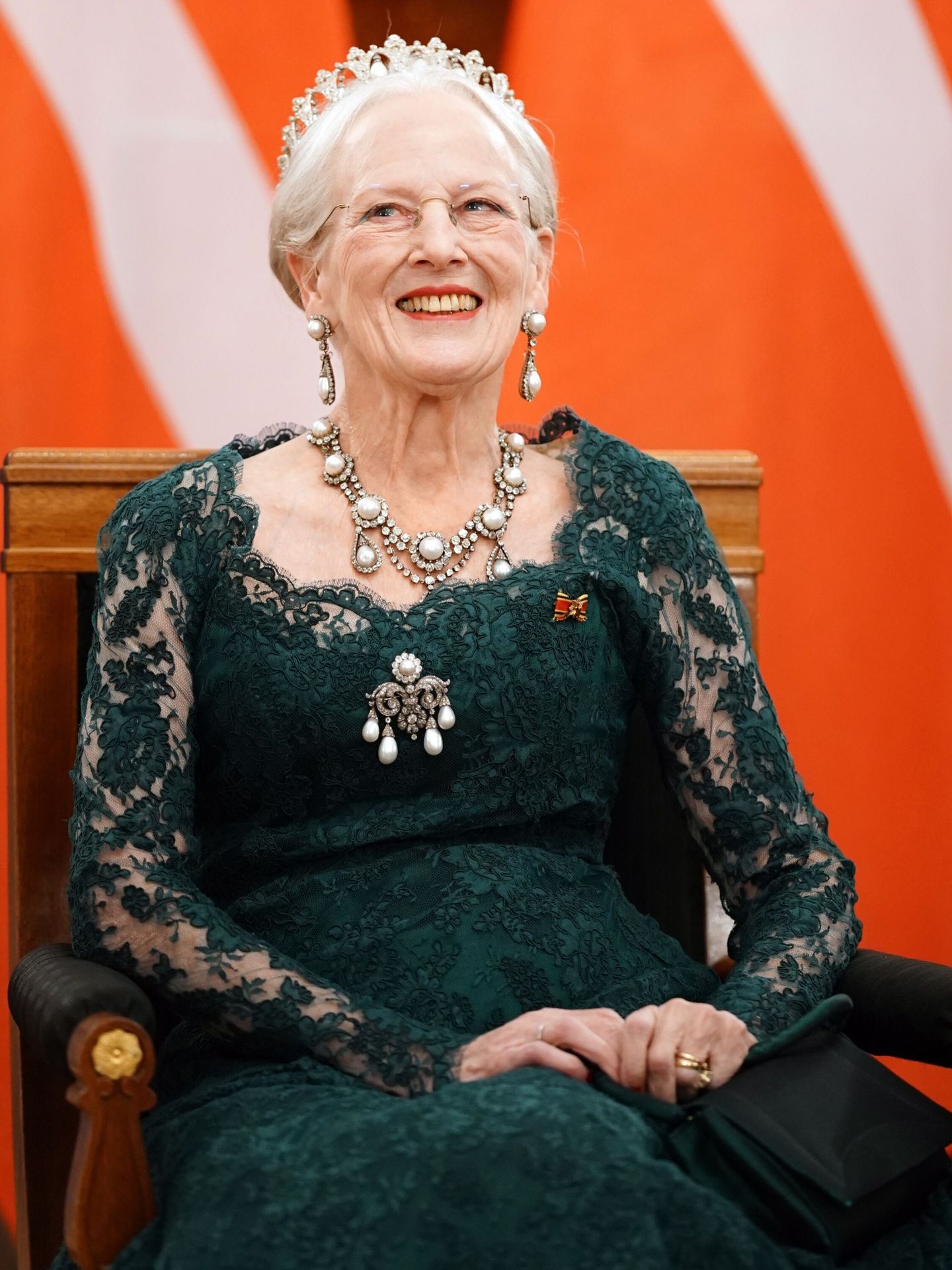 La reina Margarita, con su conjunto de perlas y diamantes, el pasado noviembre en Alemania. (EFE/Clemens Bilan)