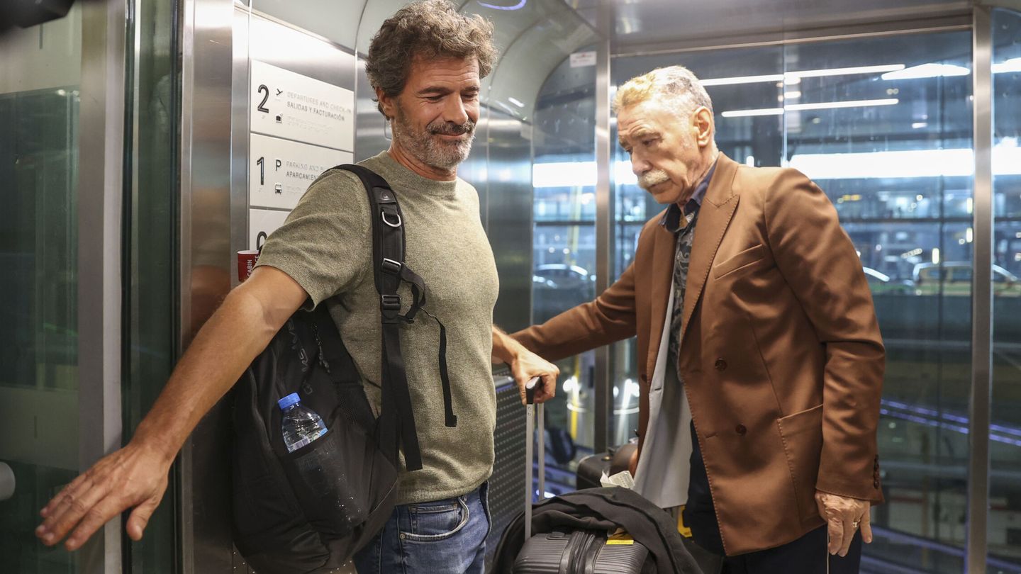 El actor español Rodolfo Sancho junto al abogado Marcos García-Montes en su llegada a Madrid. (EFE/Kiko Huesca)