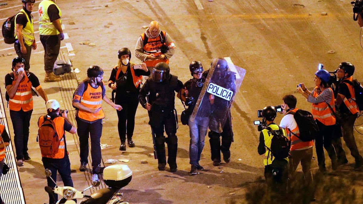 La Policía detiene en Barcelona a un fotoperiodista de 'El País'
