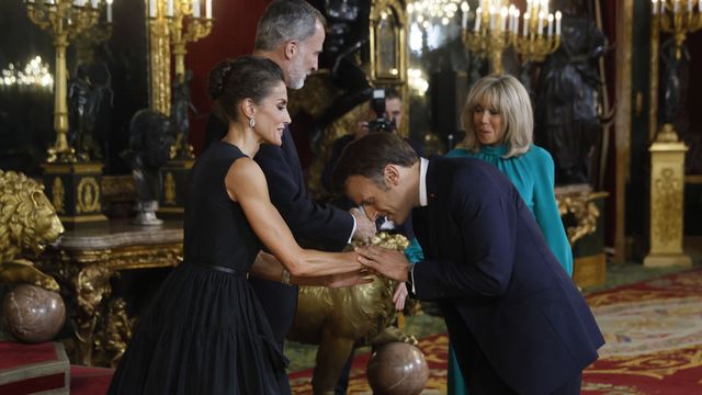 El rey Felipe VI y la reina Letizia saludan a Emmanuel y Brigitte Macron. (EFE/Martín)