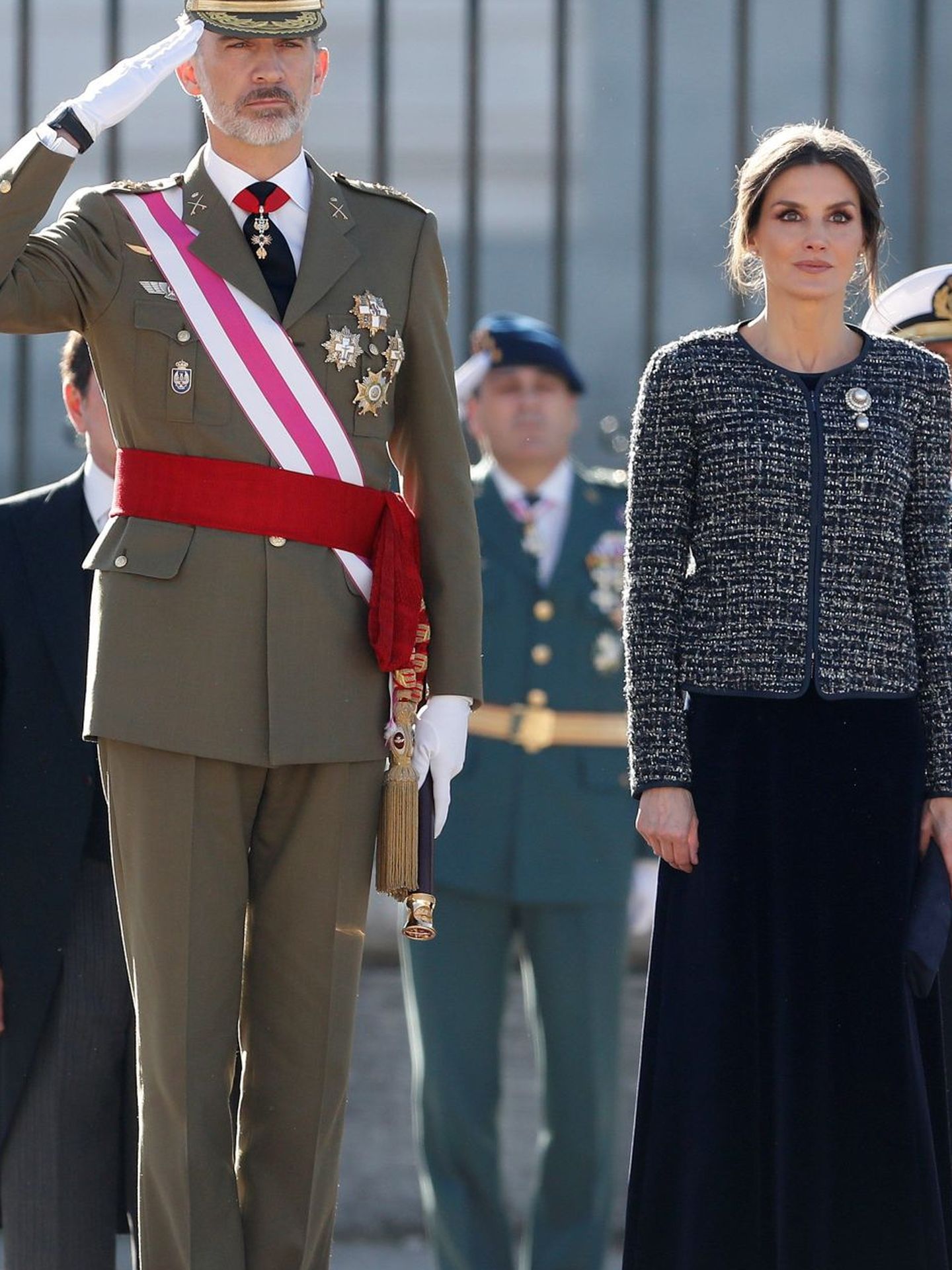 Los Reyes saludan a las tropas que les rindieron honores a su llegada al Palacio Real en la celebración de la Pascua Militar. (Limited Pictures)