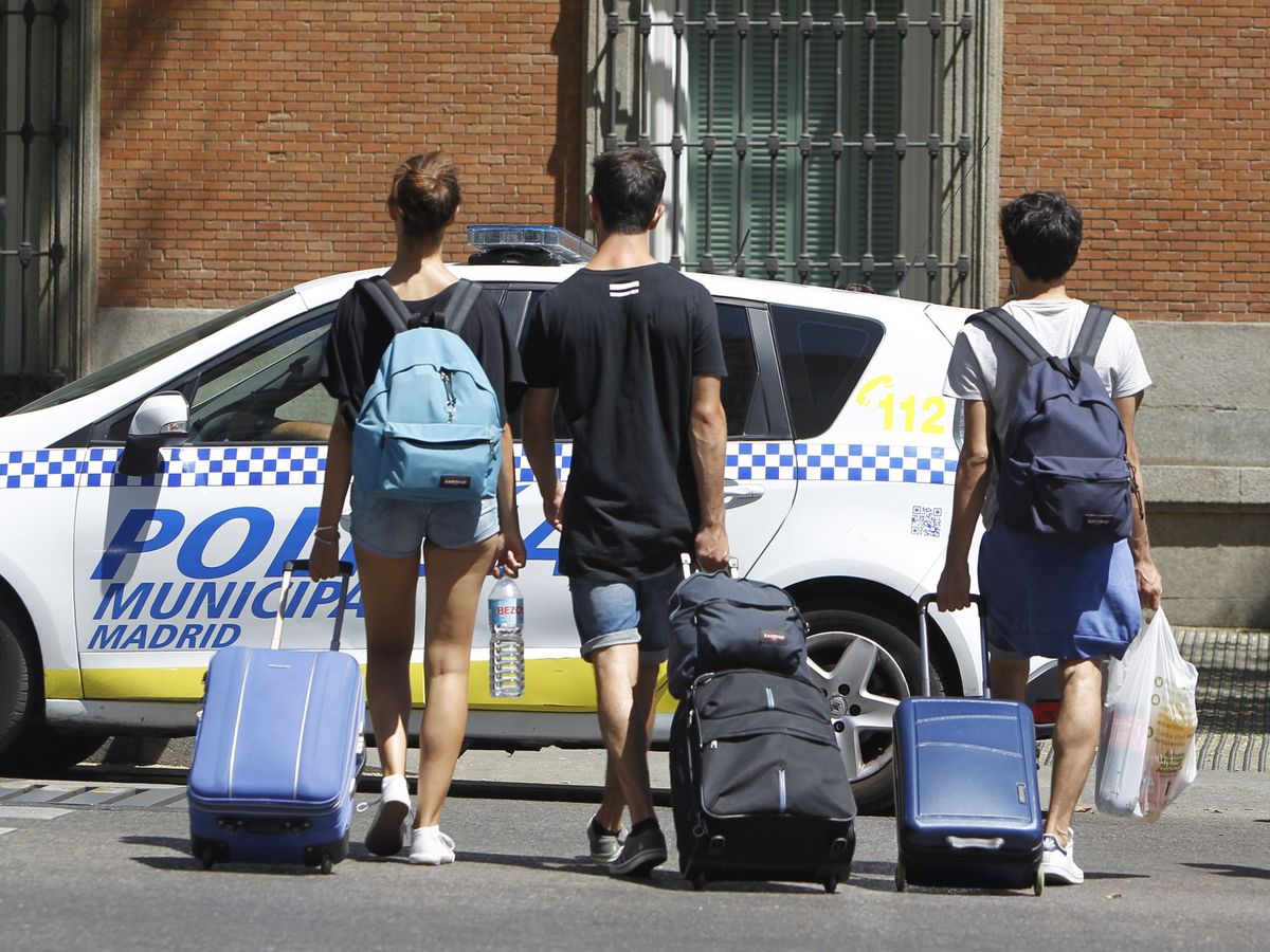 Foto: Varios turistas con sus maletas en las calles de Madrid. (EFE)