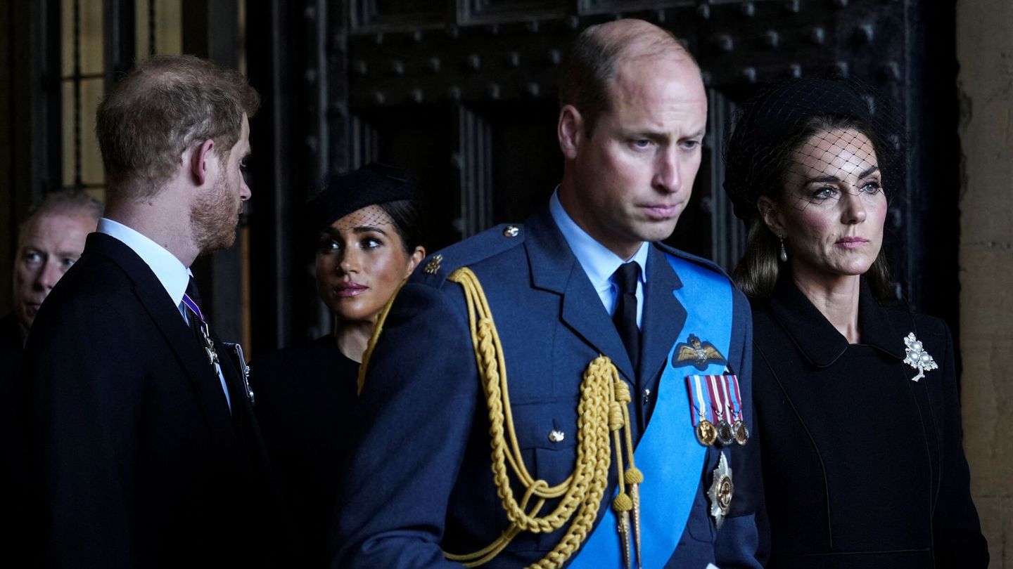 Los príncipes de Gales, junto a Harry y Meghan en el funeral de Isabel II en 2022. (Reuters)
