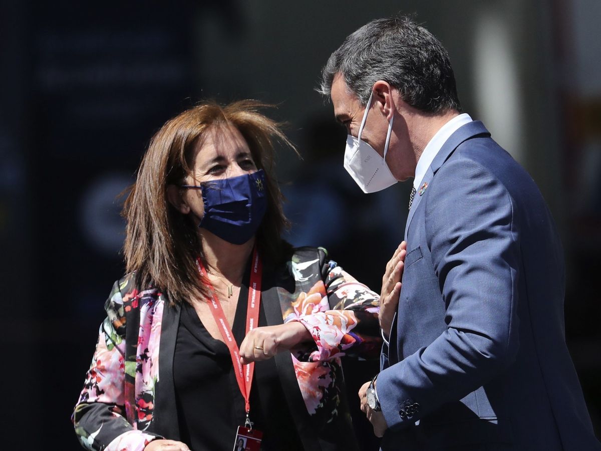 Foto: El presidente del Gobierno, Pedro Sánchez, es recibido por la ministra de Trabajo y Solidaridad de Portugal, Ana Mendes Godinho, a su llegada a la Cumbre Social Europea en Oporto (Portugal). (EFE)