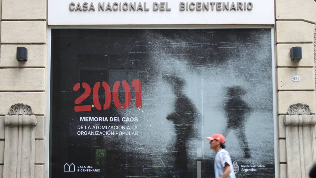 Dólares, pasaporte y cumbia: fotografía del naufragio argentino a 20 años del corralito