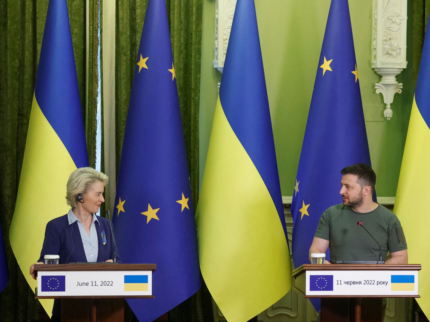 Von der Leyen junto al presidente ucraniano Zelenski en Kiev. (Reuters)