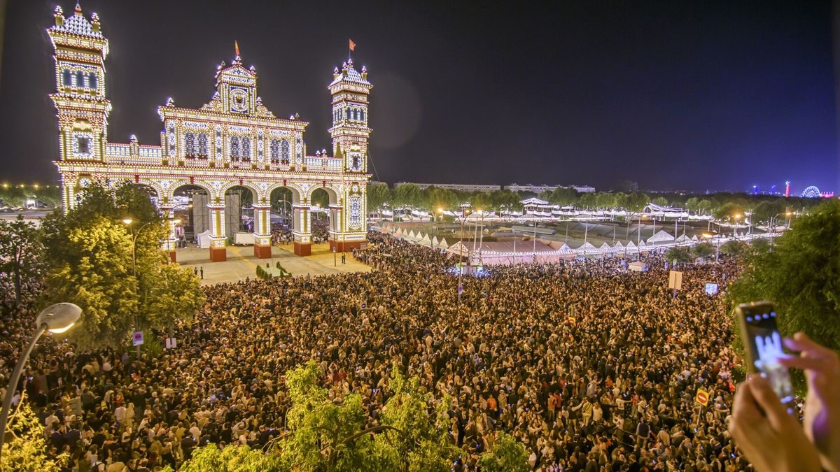 La Feria de Sevilla más multitudinaria también colapsa la consulta sobre su duración