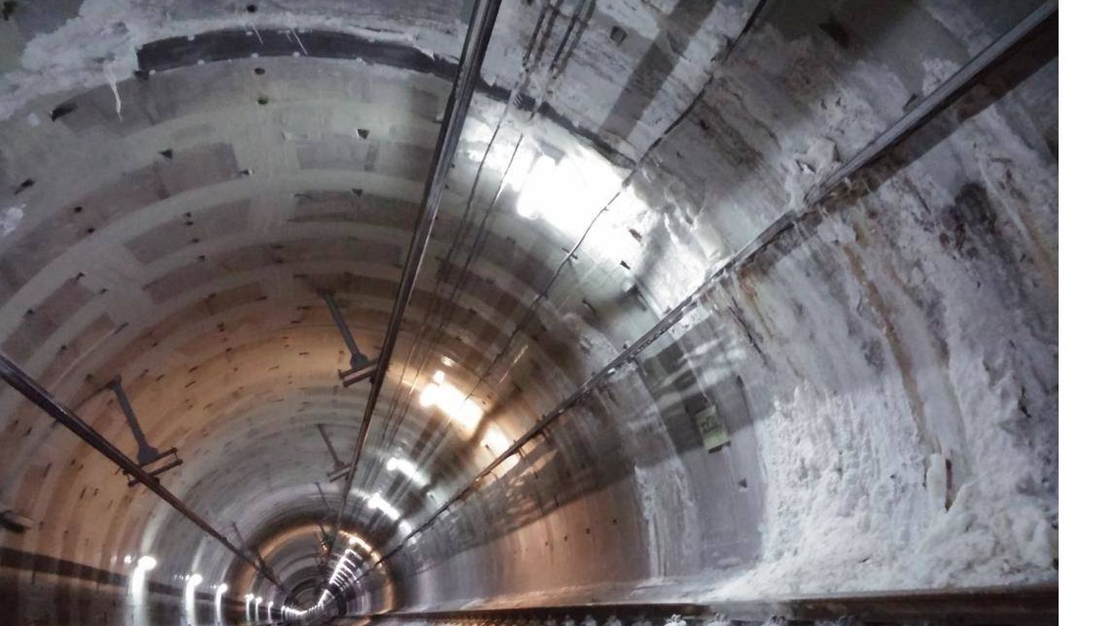 Foto: Un tramo del túnel afectado por filtraciones en el punto kilómetrico 3,8, entre San Fernando y La Rambla.
