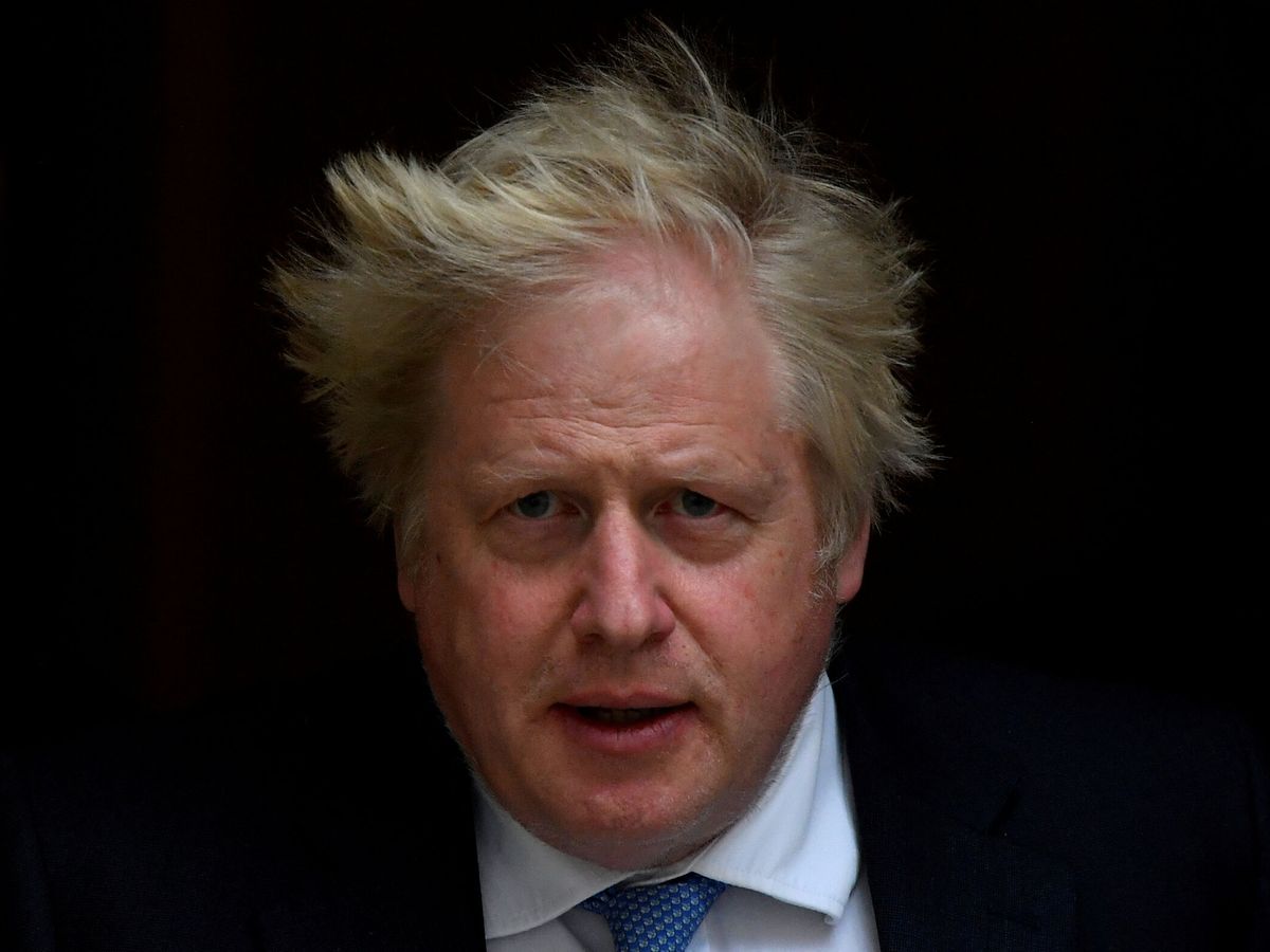 Foto: Boris Johnson sale de Downing Street. (Reuters/Toby Melville)