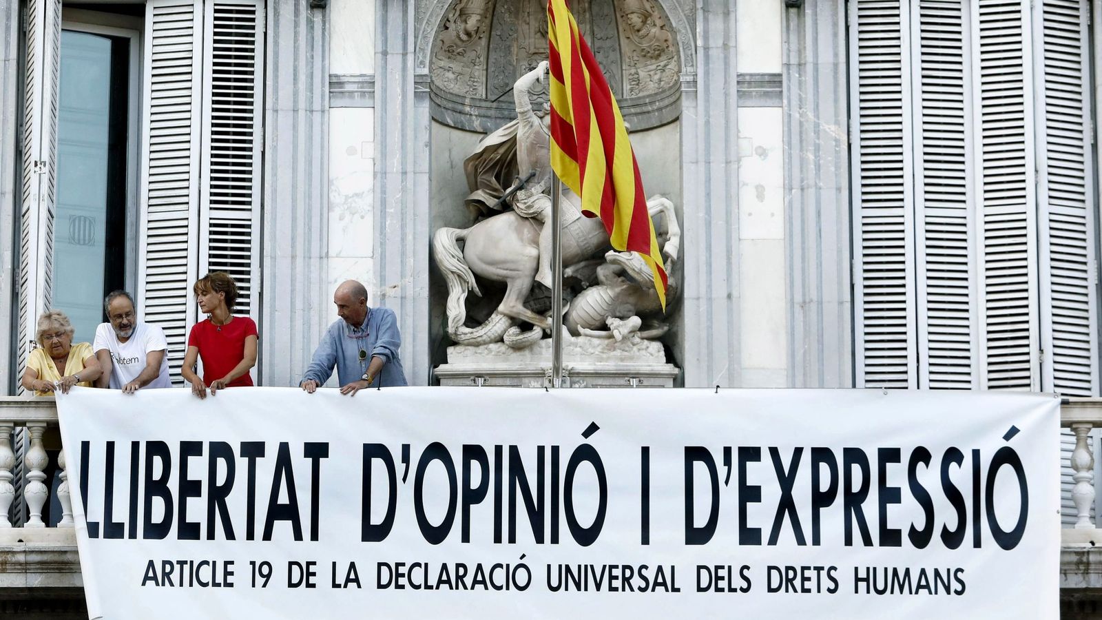 Foto: Despliegan en la Generalitat otra pancarta sobre la libertad de expresión. (EFE)