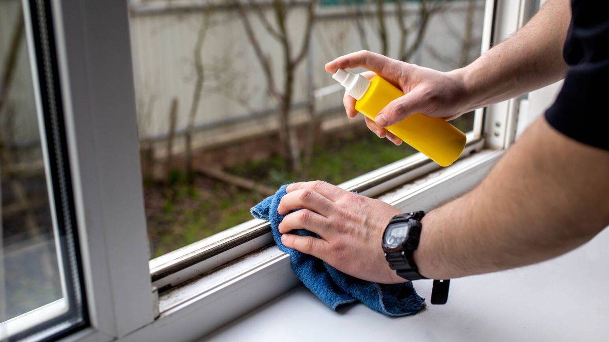 Cómo eliminar el moho y la humedad alrededor de las ventanas con este truco