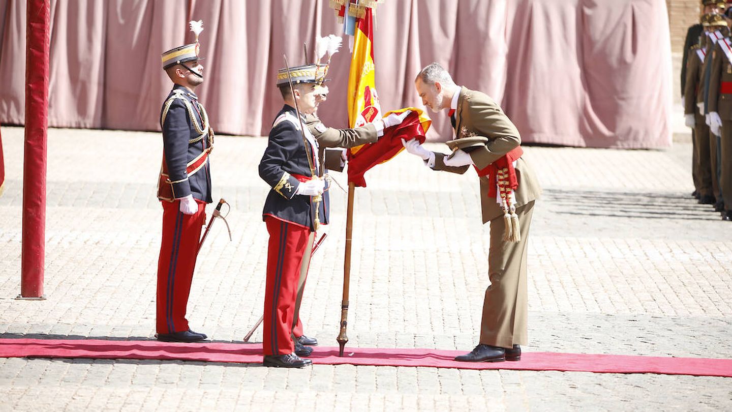 Felipe VI, besando la bandera. (LP)
