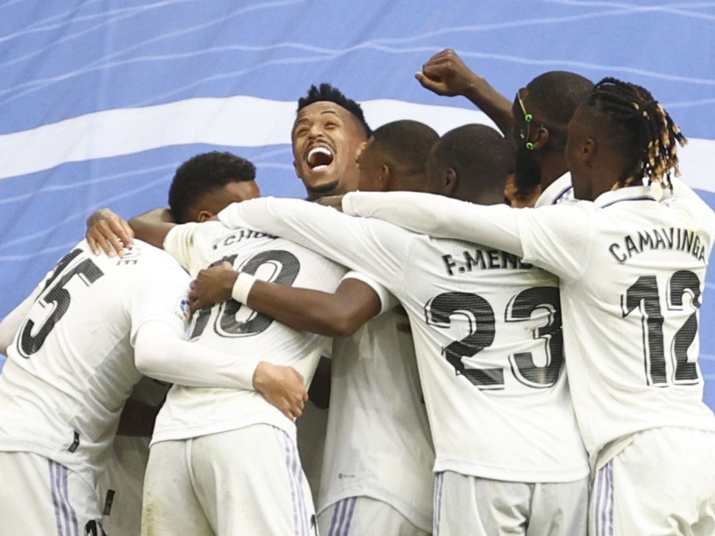 Los jugadores del Real Madrid celebran la victoria en el Clásico. (EFE/Luis Díaz)