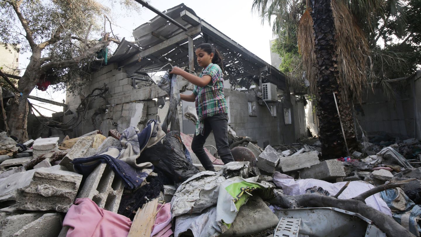 23 May 2024, Palestinian Territories, Nuseirat: A Palestinian child collects her belongings from destroyed buildings after the Israeli army's airstrike at Nuseirat Refugee Camp. Photo: Omar Ashtawy/APA Images via ZUMA Press Wire/dpa
Omar Ashtawy/APA Images via ZUMA / DPA
23/05/2024 ONLY FOR USE IN SPAIN