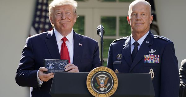 Foto: Trump, junto a Jay Raymond, durante la presentación del Comando Espacial en la Casa Blanca. (Reuters)