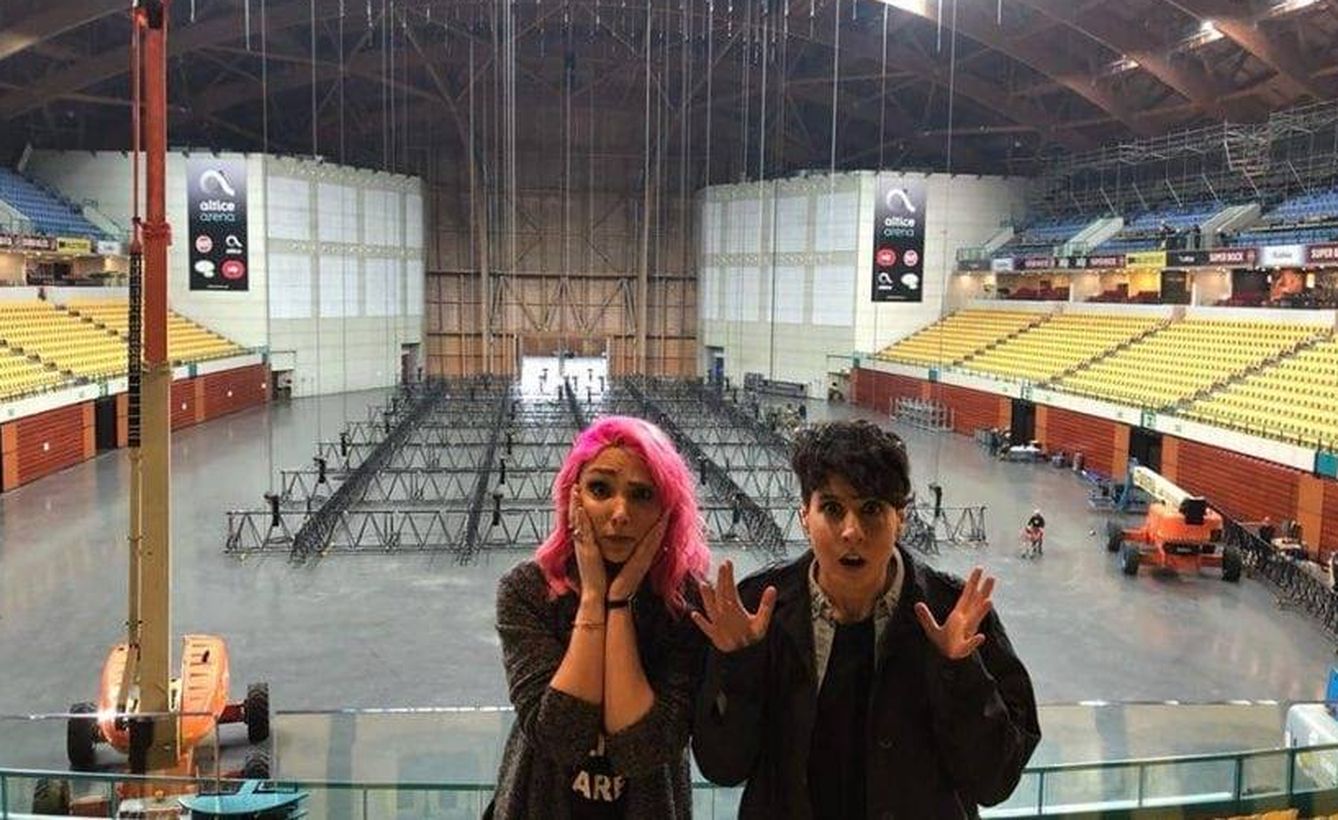 Claudia Pascoal e Isaura, representantes de Portugal en Eurovisión 2018, han visitado las obras en el Altice Arena. (RRSS)