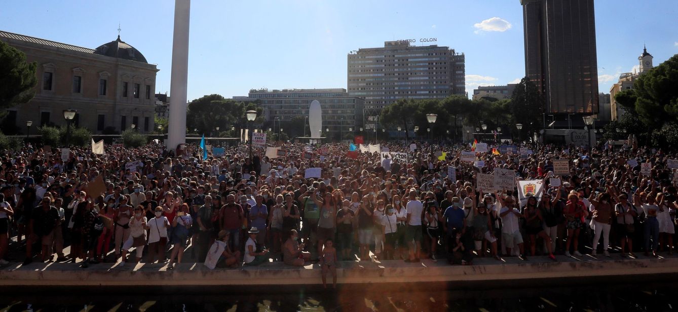 Vista de los asistentes a la manifestación que se ha celebrado este domingo en la Plaza de Colón de Madrid. (EFE)